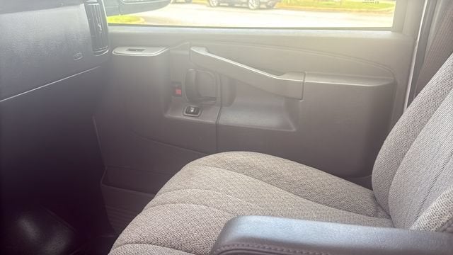 2025 Chevrolet Express Passenger 1LT