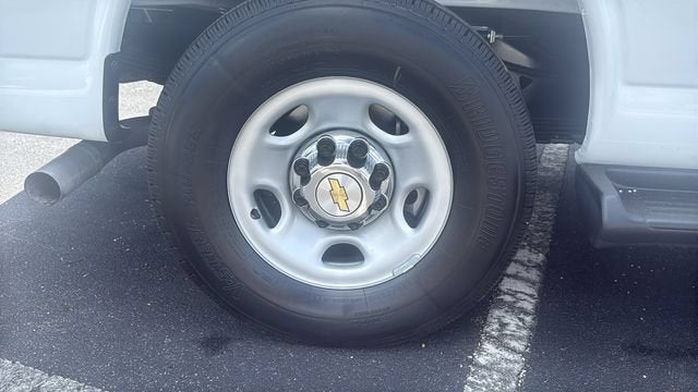 2025 Chevrolet Express Passenger 1LT