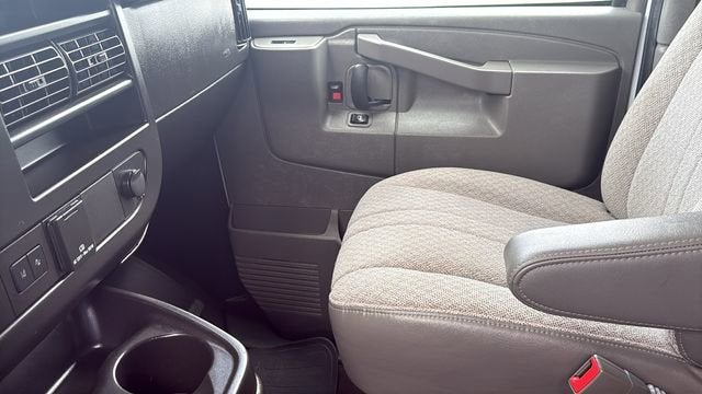 2023 Chevrolet Express Passenger 3500 1LT
