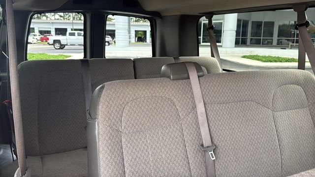 2023 Chevrolet Express Passenger 3500 1LT